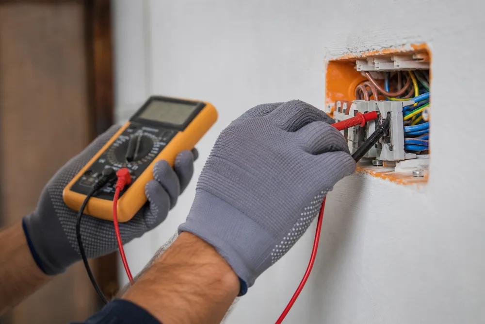 Misurazioni su impianto domestico per individuare un guasto elettrico